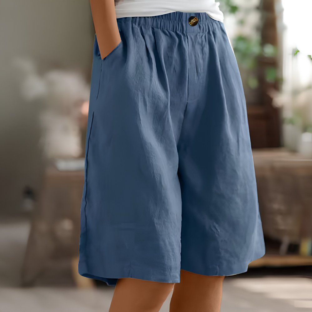 Everyday women's shorts, loose fit, elastic waist, practical pockets, great for casual wear.