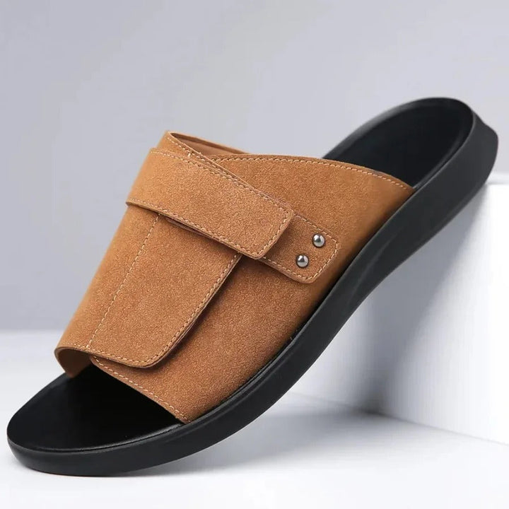 Adjustable men's comfort slides, perfect for casual summer wear. Features an easy slip-on design.