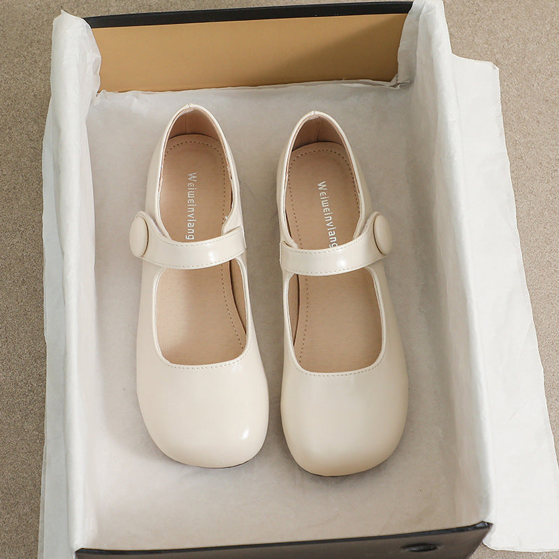 Comfortable women's Mary Jane flats with a round toe & adjustable strap for a secure fit. Versatile everyday footwear.