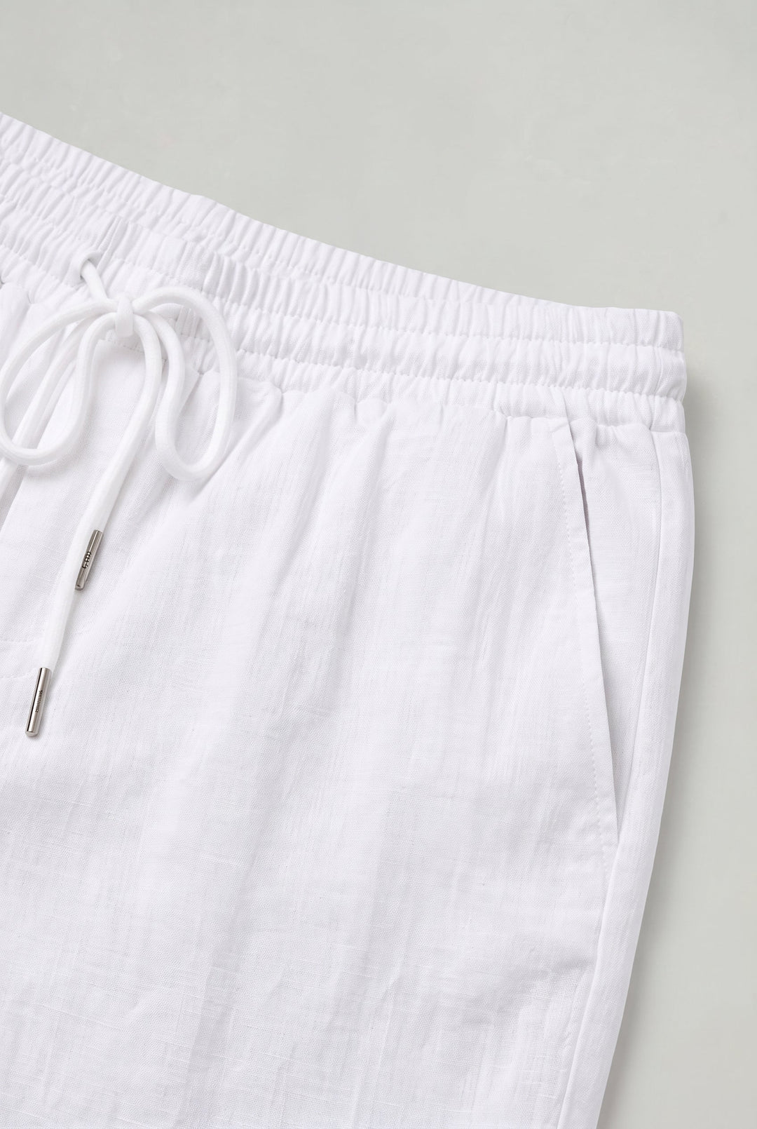 Utility-style men's cargo shorts with a polished finish & drawstring waist. Practical pockets for summer adventures.