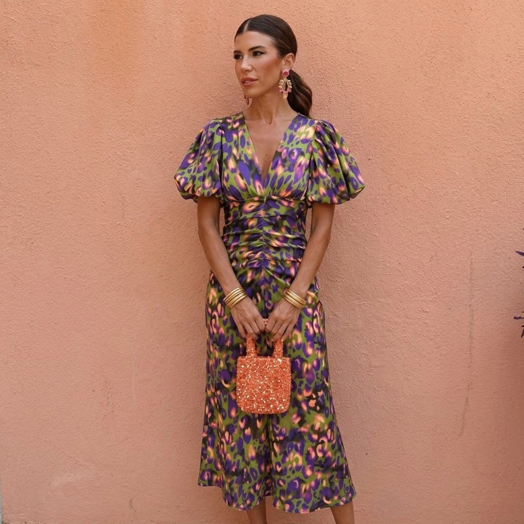 Lightweight women's summer V-neck dress with puffed sleeves, combining comfort & style.