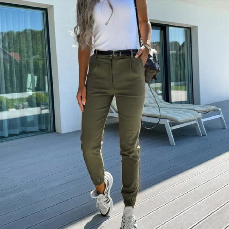Relaxed fit women's chino pants for ultimate casual comfort. Effortless style, ideal for everyday activities.