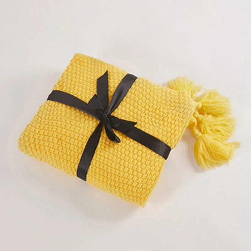 Unisex cozy blanket, pure wool, featuring stylish tassels, ideal for snuggling & warmth.