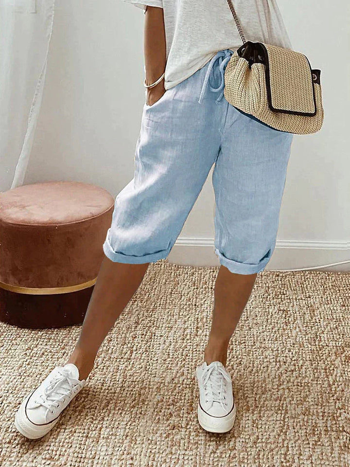 Everyday men's shorts, relaxed fit for comfort, essential summer apparel.
