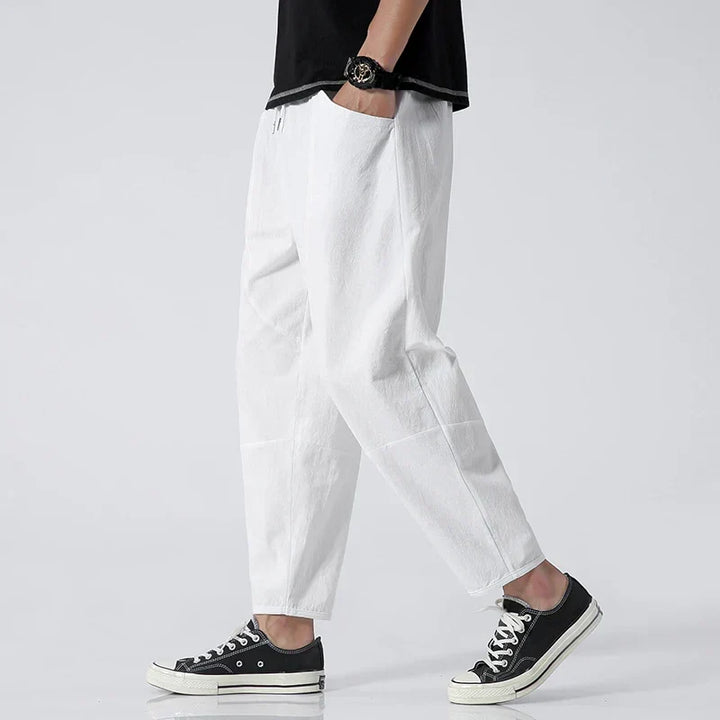 Casual men's cropped pants featuring a relaxed fit and adjustable drawstring waist, essential for summer outfits.