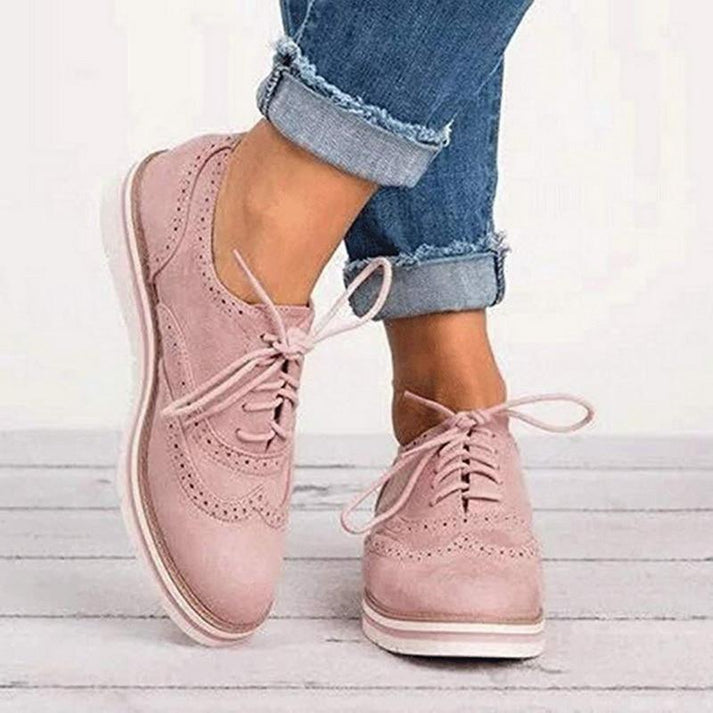 Elegant women's platform lace-up oxford shoes. Stylish wingtip design for versatile comfort.