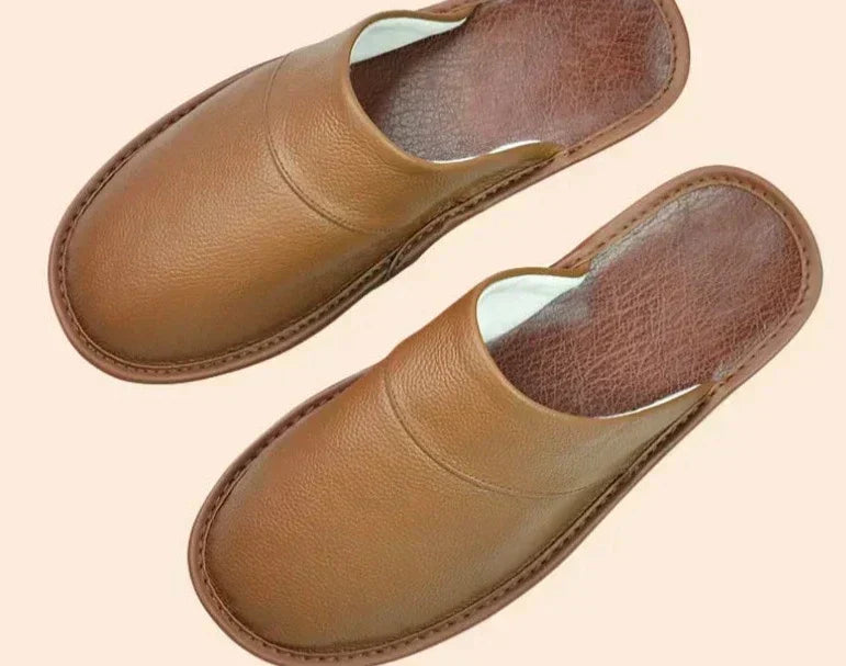 Easy slip-on men's house slippers, designed for ultimate comfort and relaxed fit in any indoor setting.