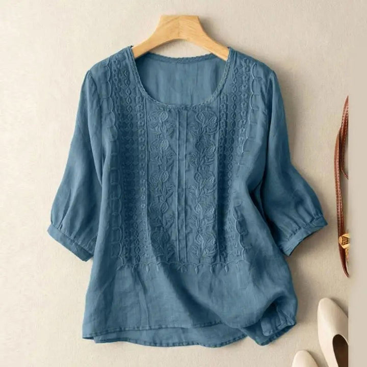 Chic women's floral summer blouse, relaxed fit, ideal for holiday fashion & spring style. Lightweight & elegant.