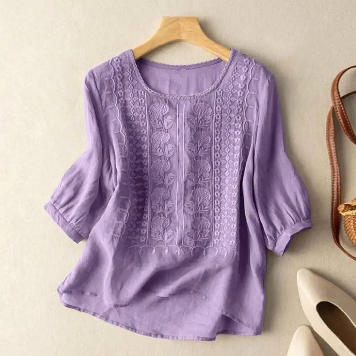 Elegant women's floral print blouse with a relaxed, loose fit. Stylish summer top for casual or everyday wear.