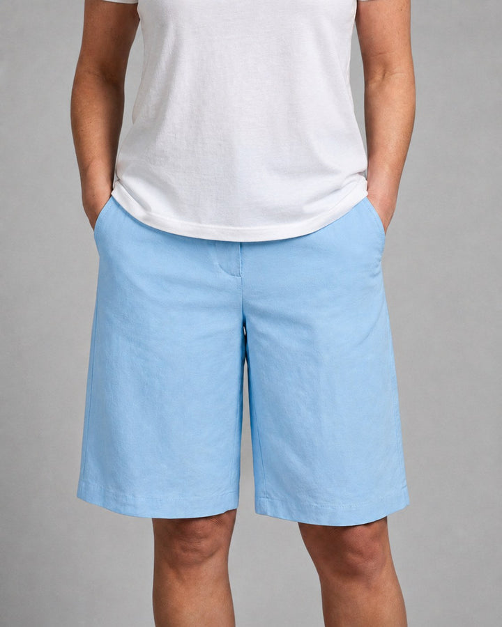 Women's high-waist knee-length shorts with pockets, ideal for casual summer wear and everyday comfort.