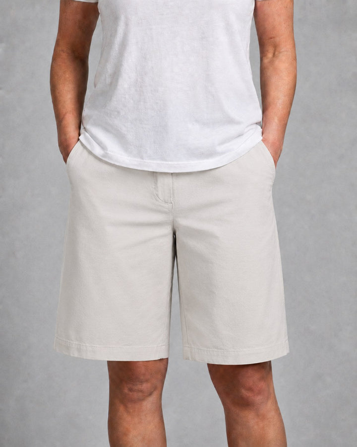 Comfortable women's high-waist knee-length shorts with functional pockets, perfect for casual everyday wear.
