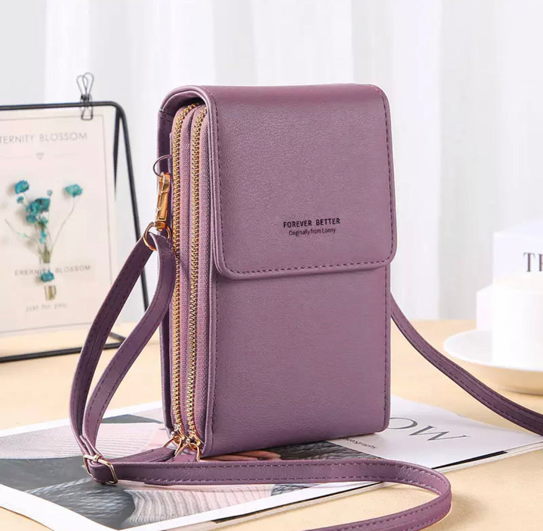 Organized women's shoulder bag, elegant & versatile for daily use. A stylish all-season fashion accessory.