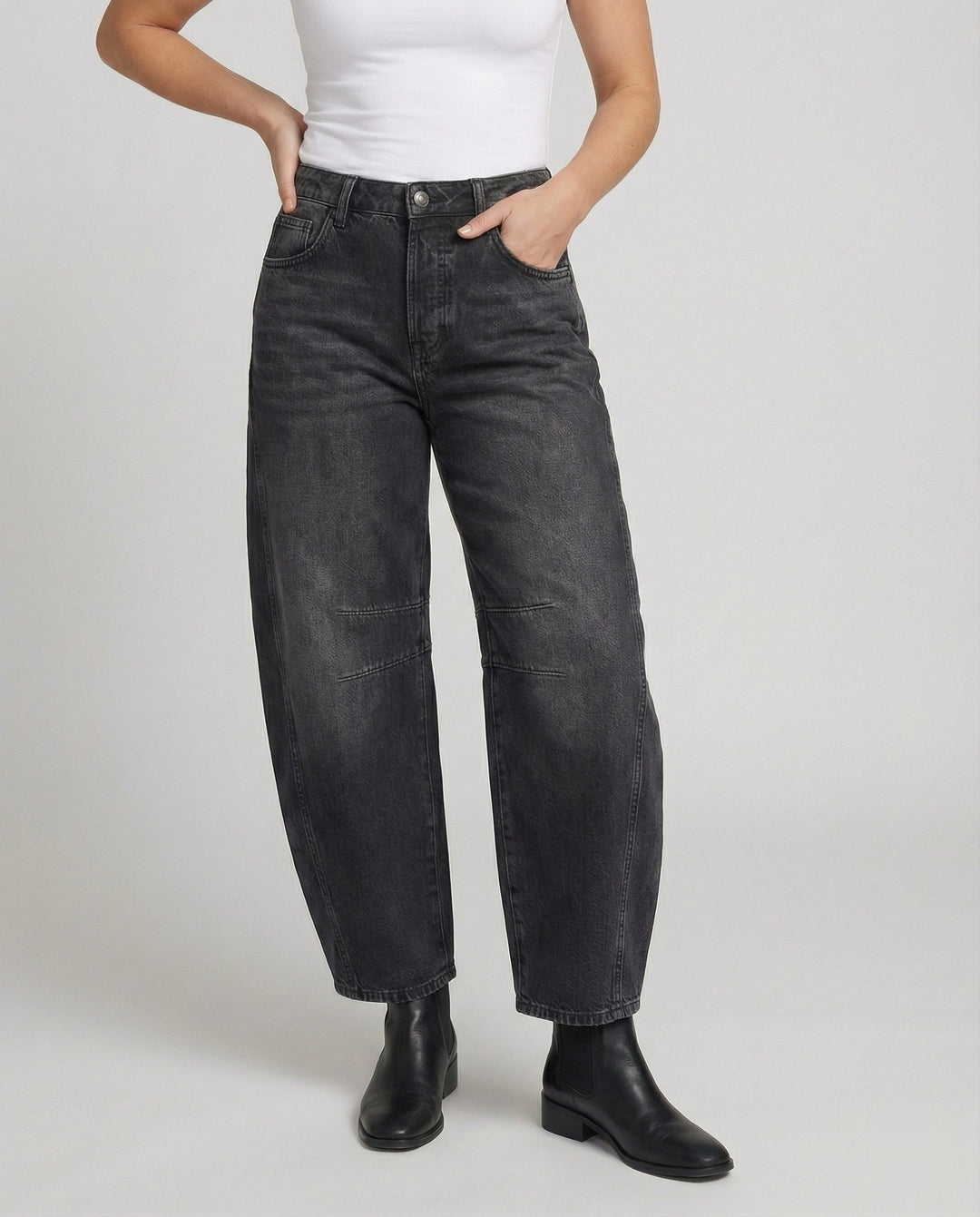 Fashionable women's barrel jeans, mid-rise with a relaxed curved leg, ideal for everyday comfort.