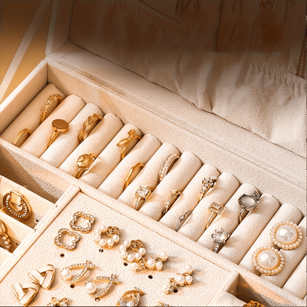 Stylish white women's accessory box, perfect for organizing necklaces, rings, and fine jewelry.