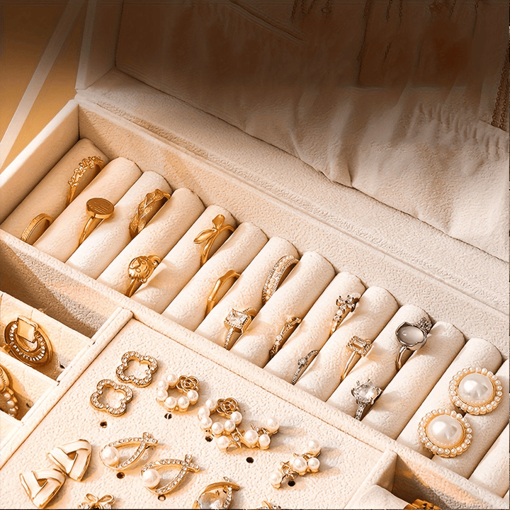 Stylish white women's accessory box, perfect for organizing necklaces, rings, and fine jewelry.