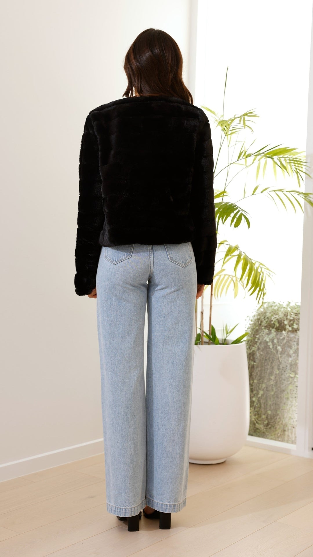 Modern Veloura crop jacket for women, elevating any trendy fall ensemble.