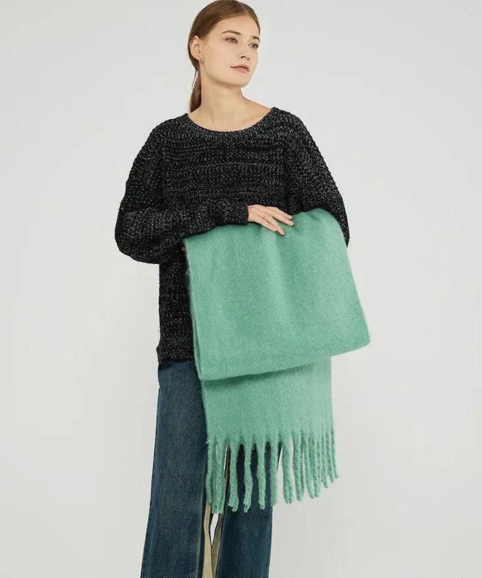 Soft, luxurious cashmere scarf for women, ultimate comfort in winter.