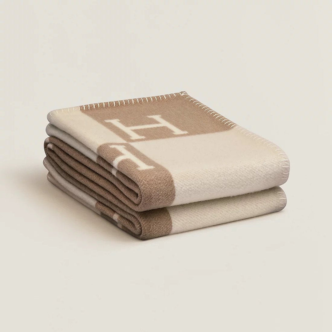 Chic gold throw blanket, combining cashmere softness and wool warmth.