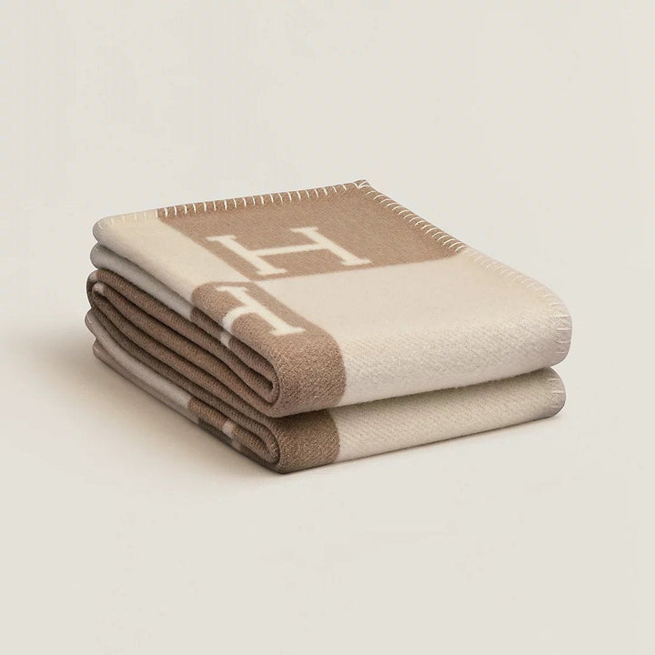 Chic gold throw blanket, combining cashmere softness and wool warmth.