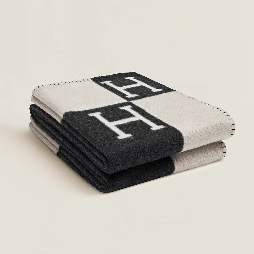 Versatile gold throw blanket, suitable for sofas and beds.