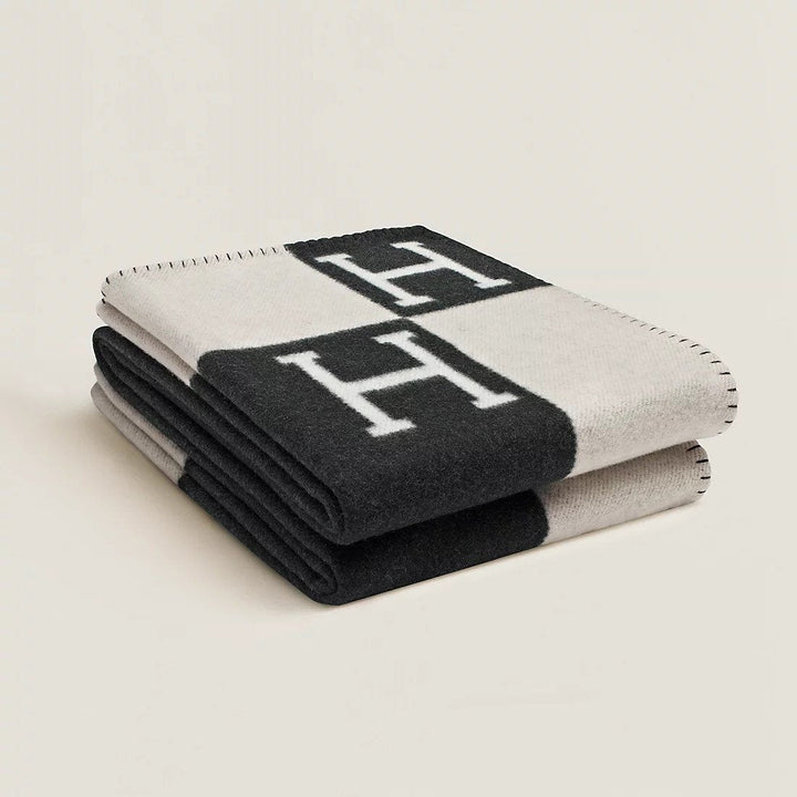 Versatile gold throw blanket, suitable for sofas and beds.