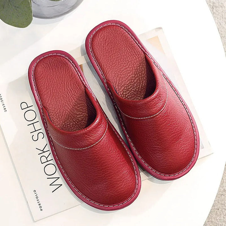 Comfortable men's indoor loungewear slippers. Ergonomic design & timeless clog style.