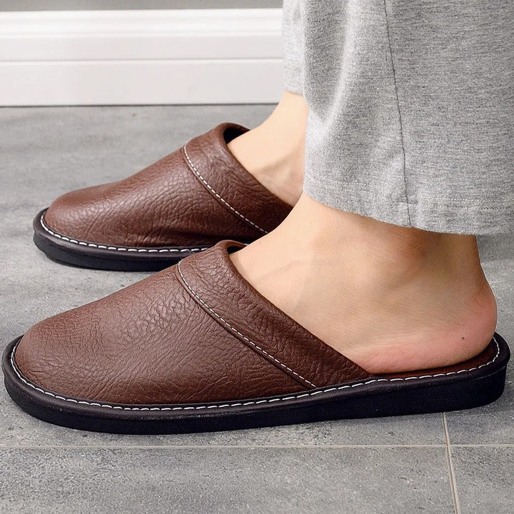 Ergonomic men's house slippers for ultimate indoor comfort. Clog design, ideal home footwear.