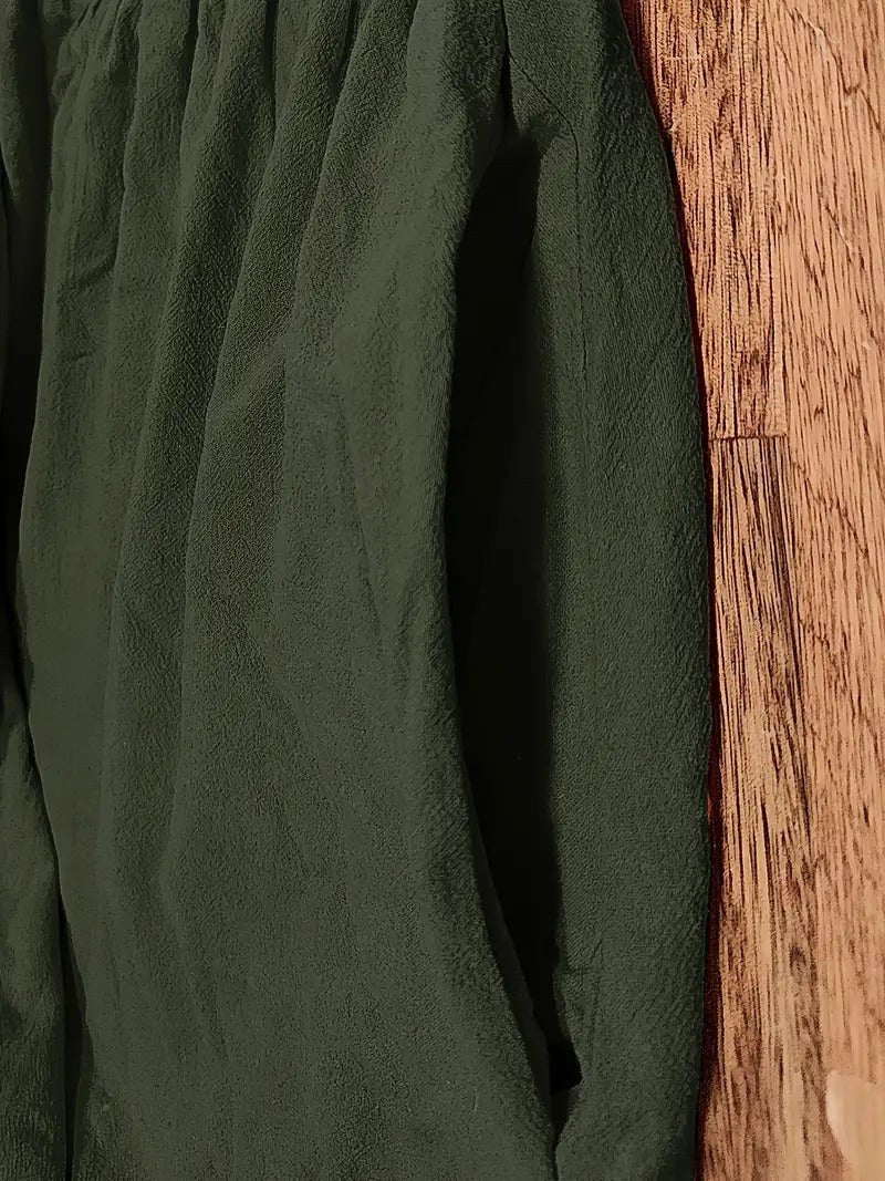 Comfortable women's midi dress with flowing fabric and essential pockets for daily wear.