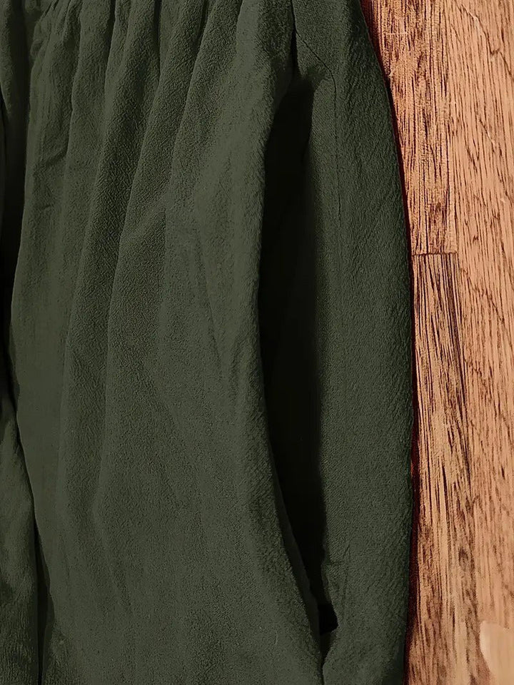 Comfortable women's midi dress with flowing fabric and essential pockets for daily wear.