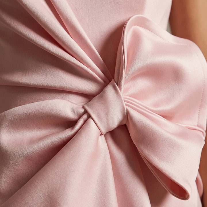 Timeless women's elegant midi dress with a prominent bow, suitable for races, cocktails, or wedding guest. [[lstfy-media:4]]