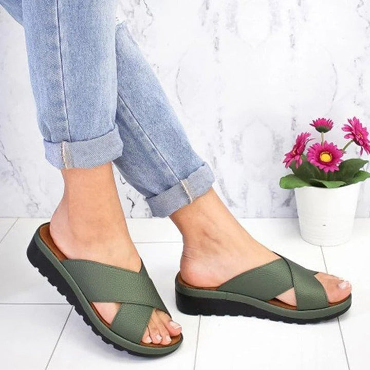 Women's orthopedic sandals ensuring comfort & foot pain relief. Cushioned arch support for daily summer wear.