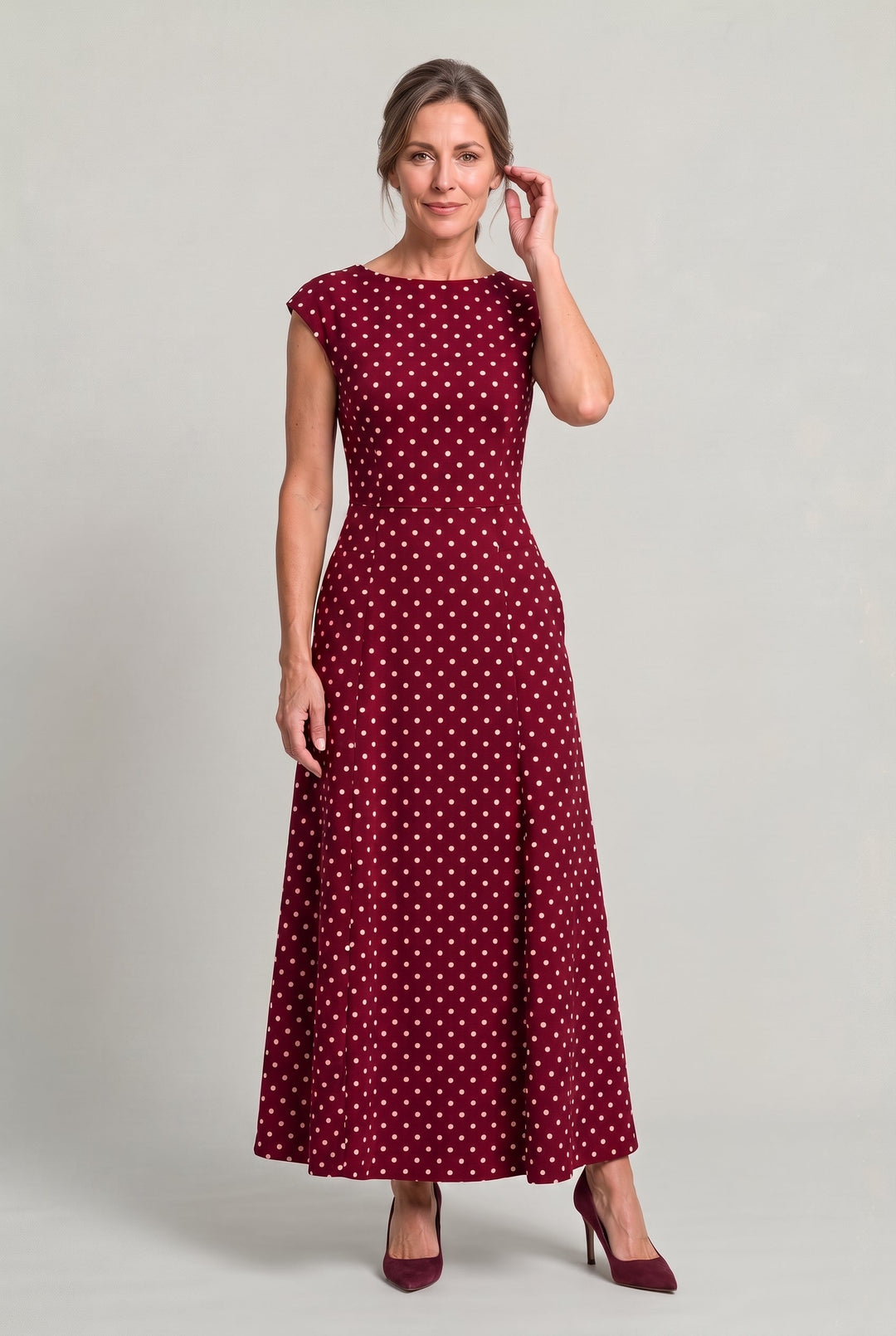 Beautiful women's maxi dress in a timeless polka dot pattern, featuring comfortable cap sleeves, for parties.