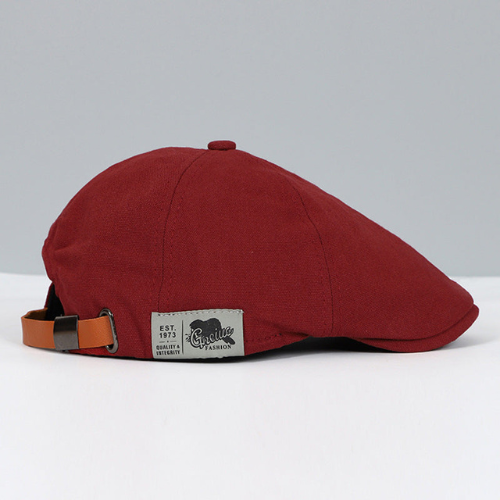 Men's adjustable beret in a modern Harry style, offering an elegant look.
