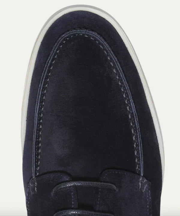 Elegant men's formal shoes in polished leather, ideal for office wear.