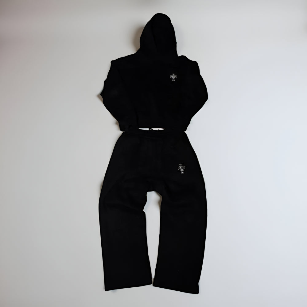 Comfortable men's loungewear tracksuit with hood and zipper, ideal for relaxing.