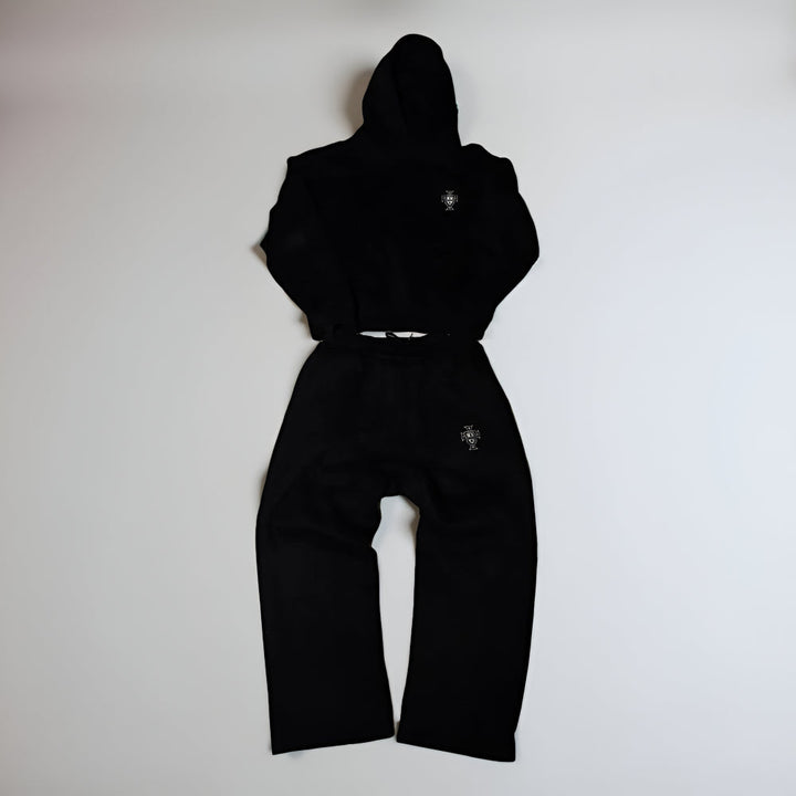 Comfortable men's loungewear tracksuit with hood and zipper, ideal for relaxing.