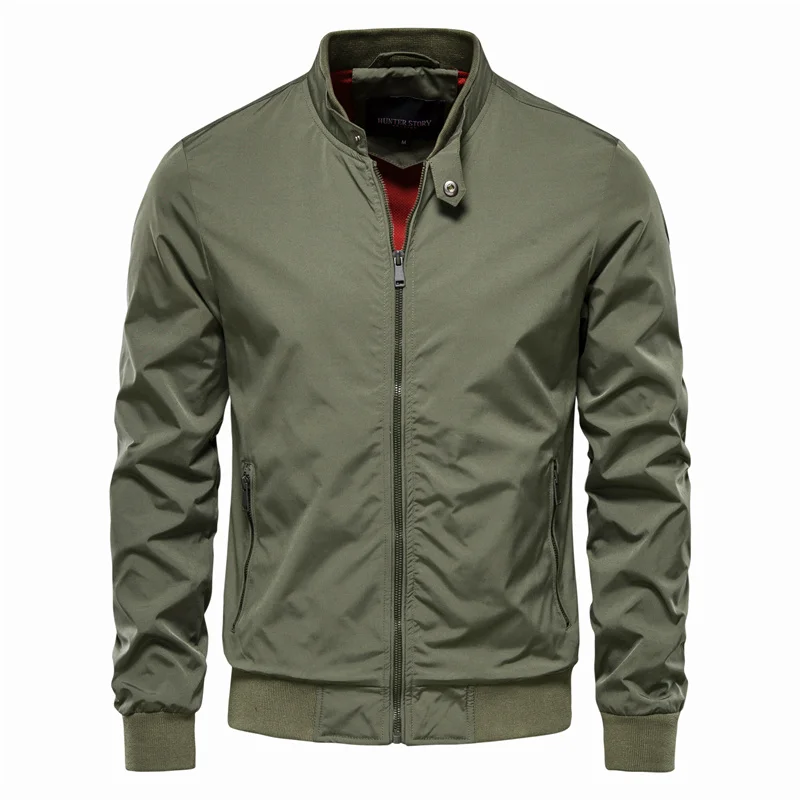 Stay dry and comfortable with this men's water-repellent, lightweight jacket.