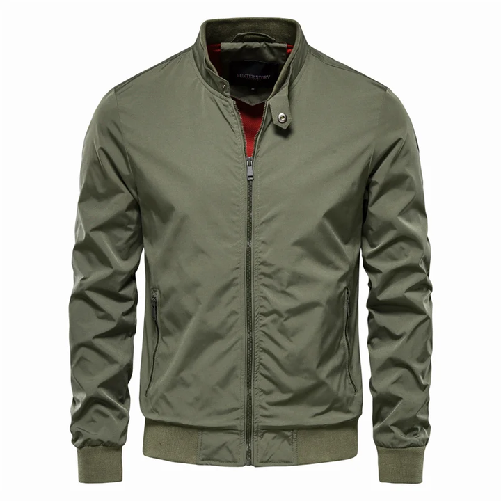 Stay dry and comfortable with this men's water-repellent, lightweight jacket.