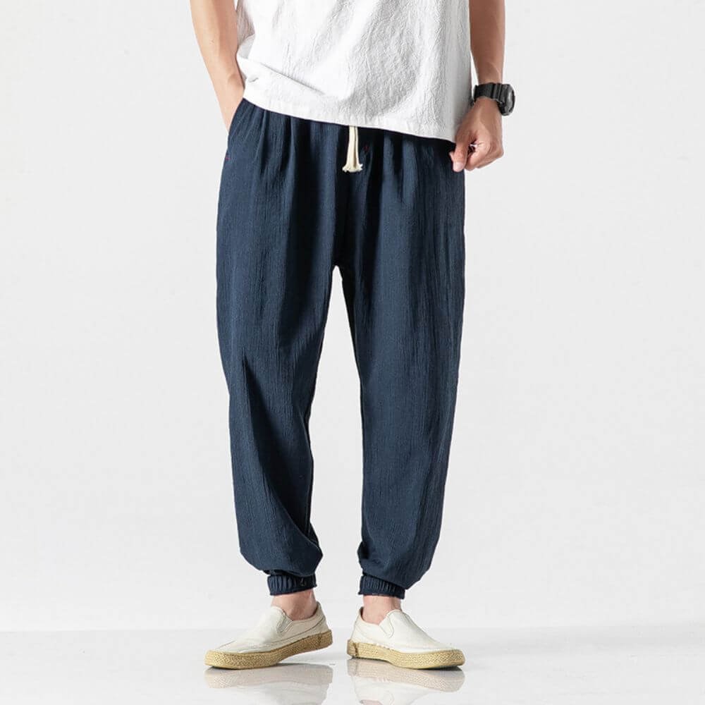 Versatile men's trousers, lightweight and breathable, ideal for casual everyday wear.