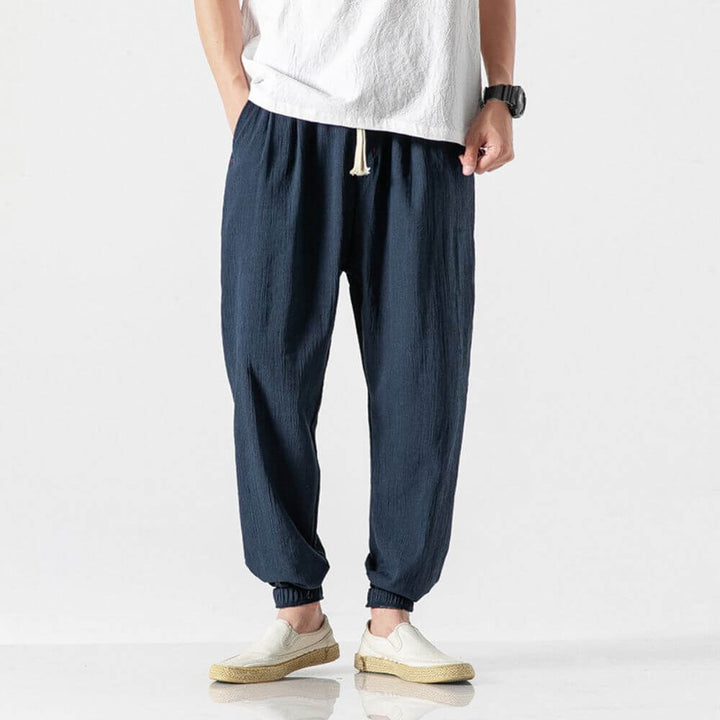 Versatile men's trousers, lightweight and breathable, ideal for casual everyday wear.