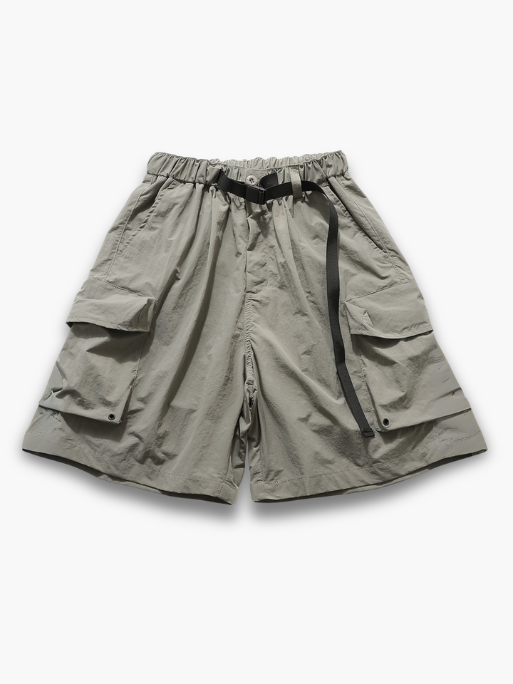 Versatile men's cargo shorts with a modern elastic waist design