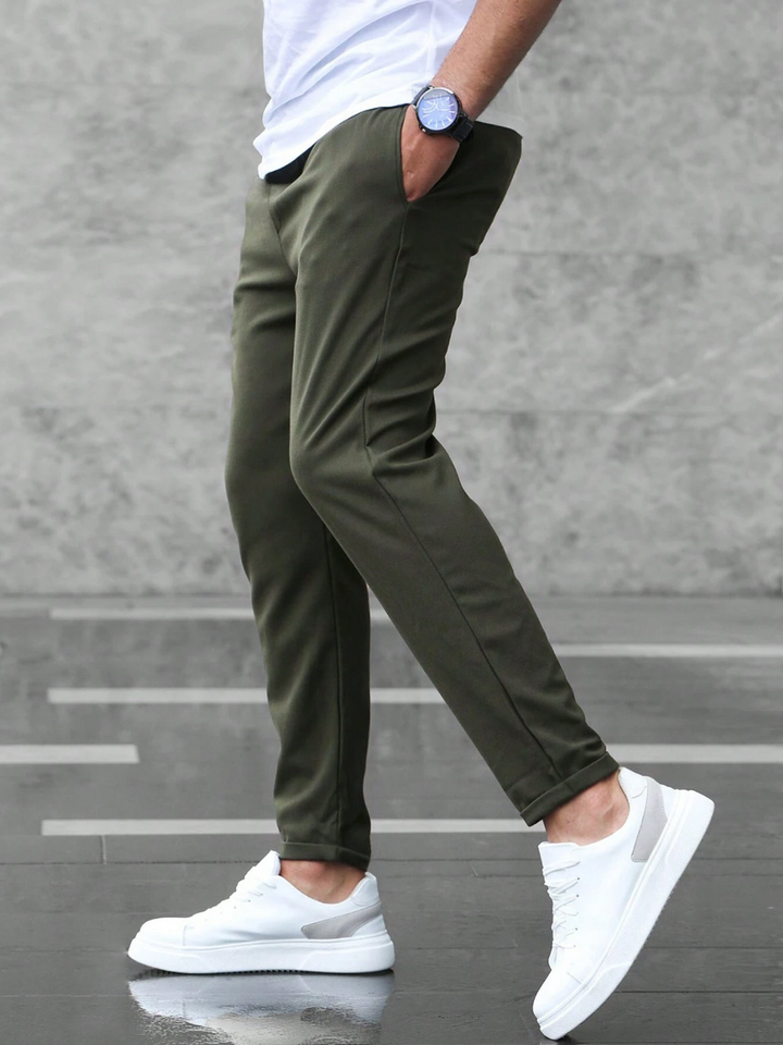 Stylish & comfortable men's slim-fit stretch pants, ideal for work and casual versatility.