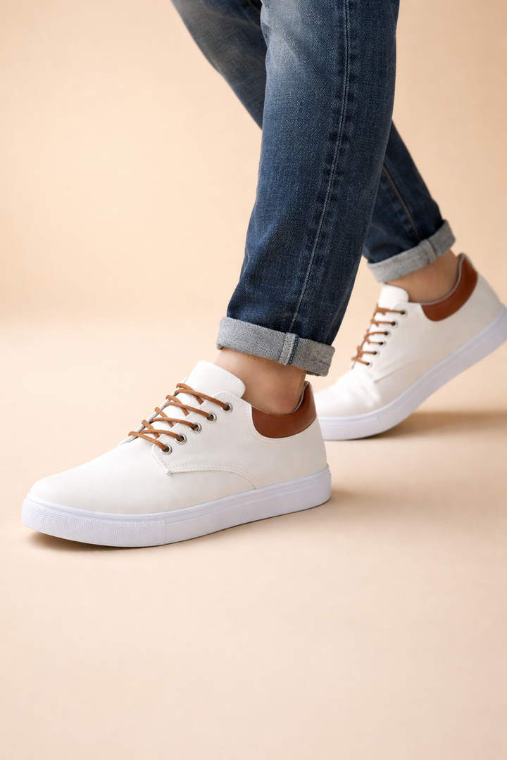 Lightweight and comfortable men's casual shoes for everyday adventures.