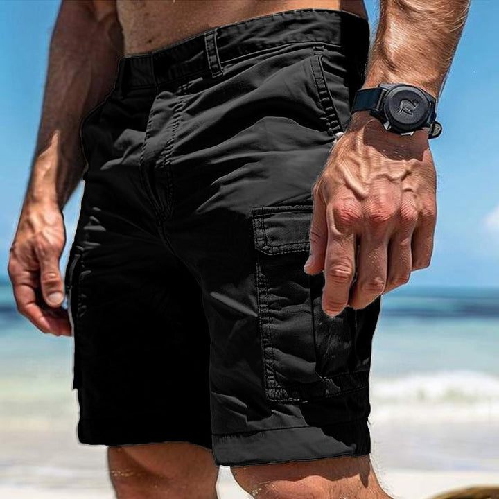 Men's summer cargo shorts with practical multi-pockets, ideal for a comfortable and casual outdoor look.