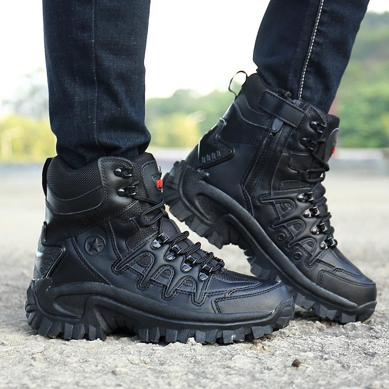 Durable men's work & hiking ankle boots, perfect for tactical use and rugged outdoor adventures. Lace-up closure.