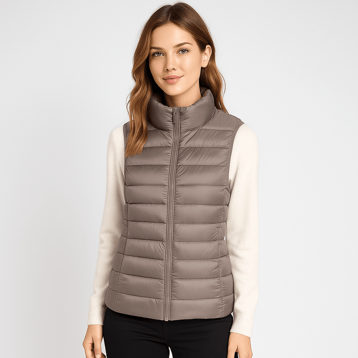 Women's lightweight puffer jacket for winter. Stylish & warm pleated design, perfect for everyday comfort.