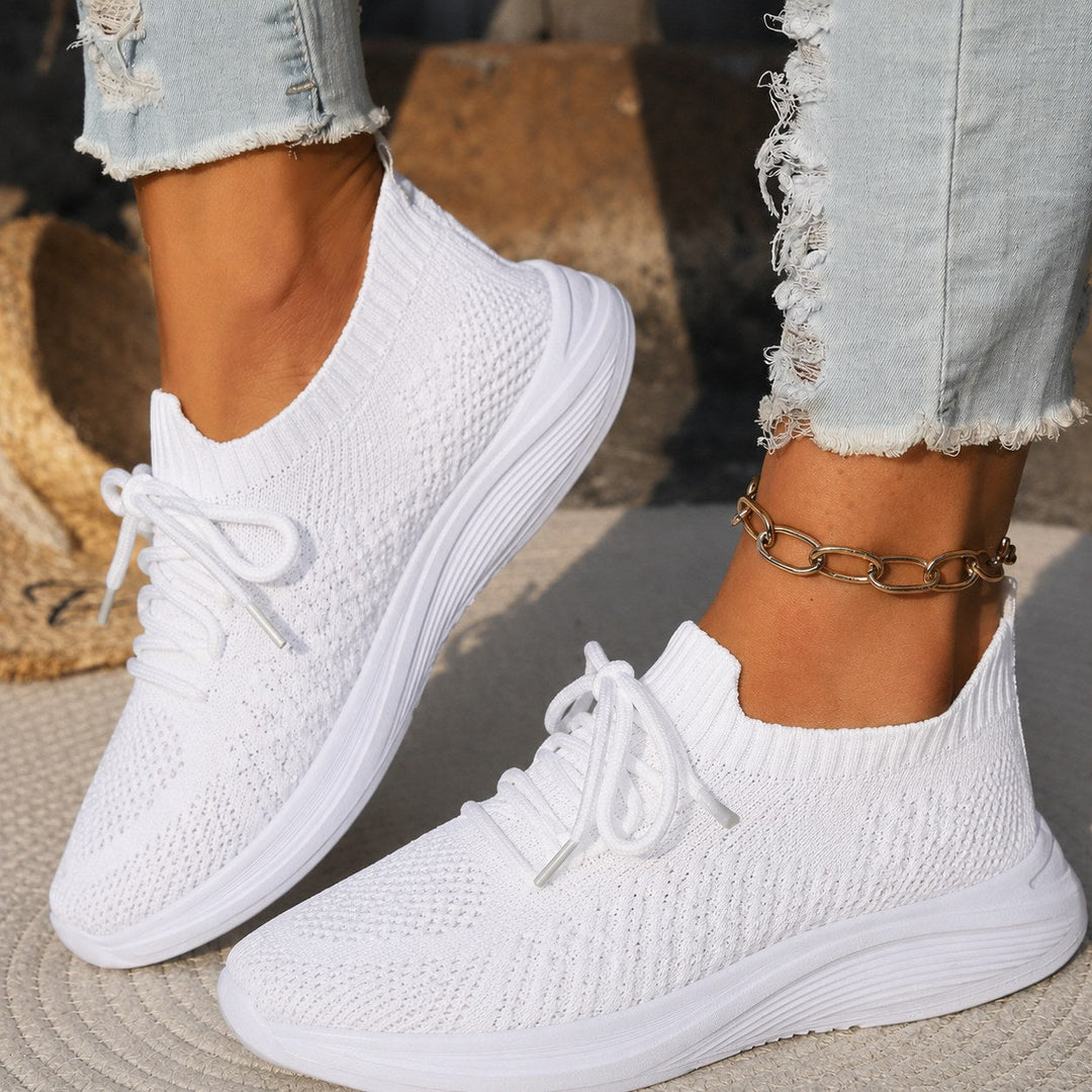 Women's orthopedic trainers in a neutral color, featuring ergonomic design, arch support, and cushioning for everyday comfort.
