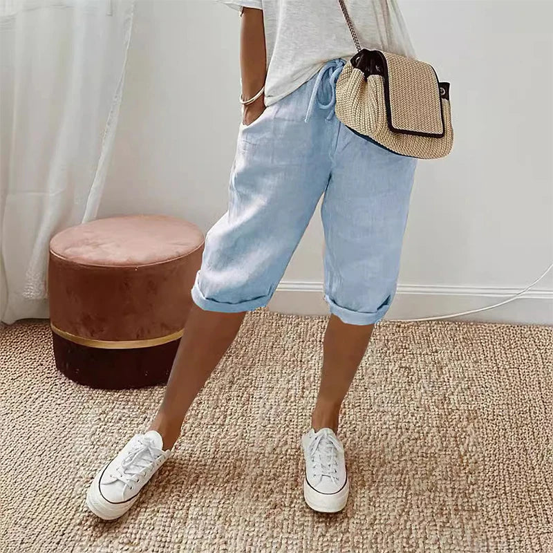 Versatile women's cropped trousers, relaxed fit, featuring a comfy drawstring waist for summer style and everyday wear.
