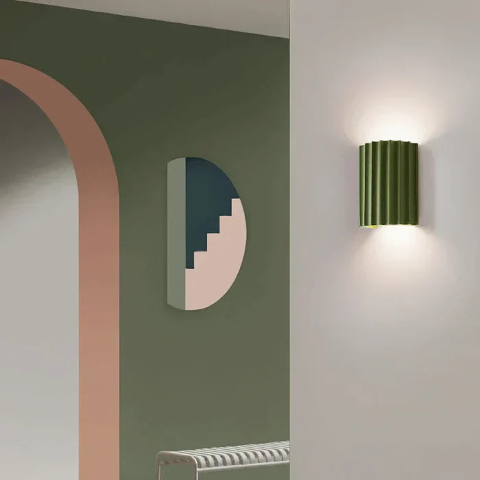 Stylish accent lighting: modern resin wall lamp with an artistic wave design. Perfect for contemporary interiors.