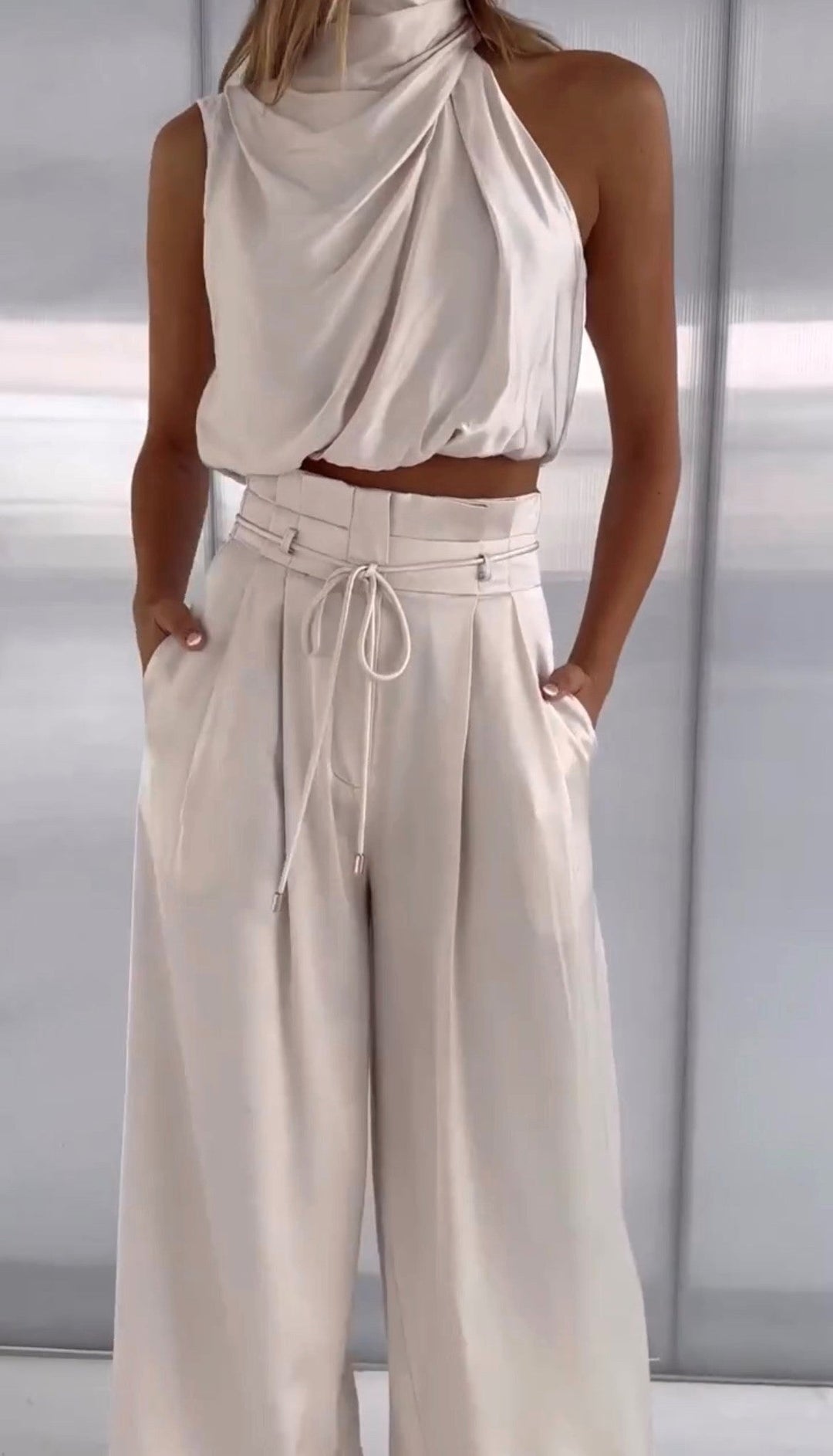 Women's formal wear: elegant halter neck, wide-leg suit for a refined and sophisticated look.